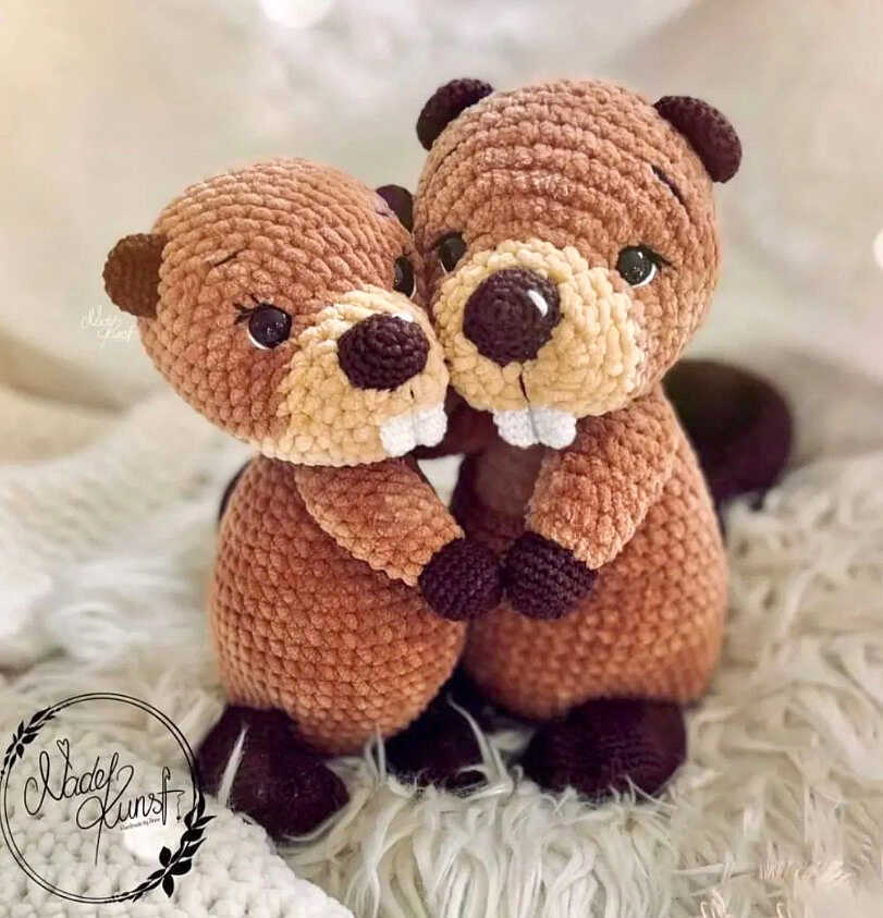 Handmade nursery decor: Adorable amigurumi beaver idea that fits perfectly in a forest-themed baby room mobile.