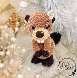 Handmade nursery decor: Adorable amigurumi beaver idea that fits perfectly in a forest-themed baby room mobile.